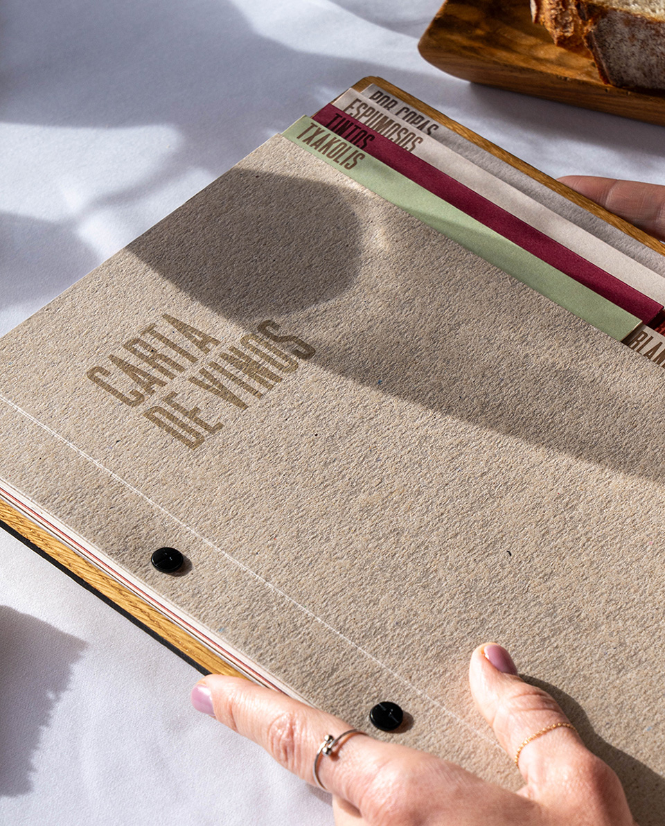 Detalle de encuadernación en cartas gastronómicas